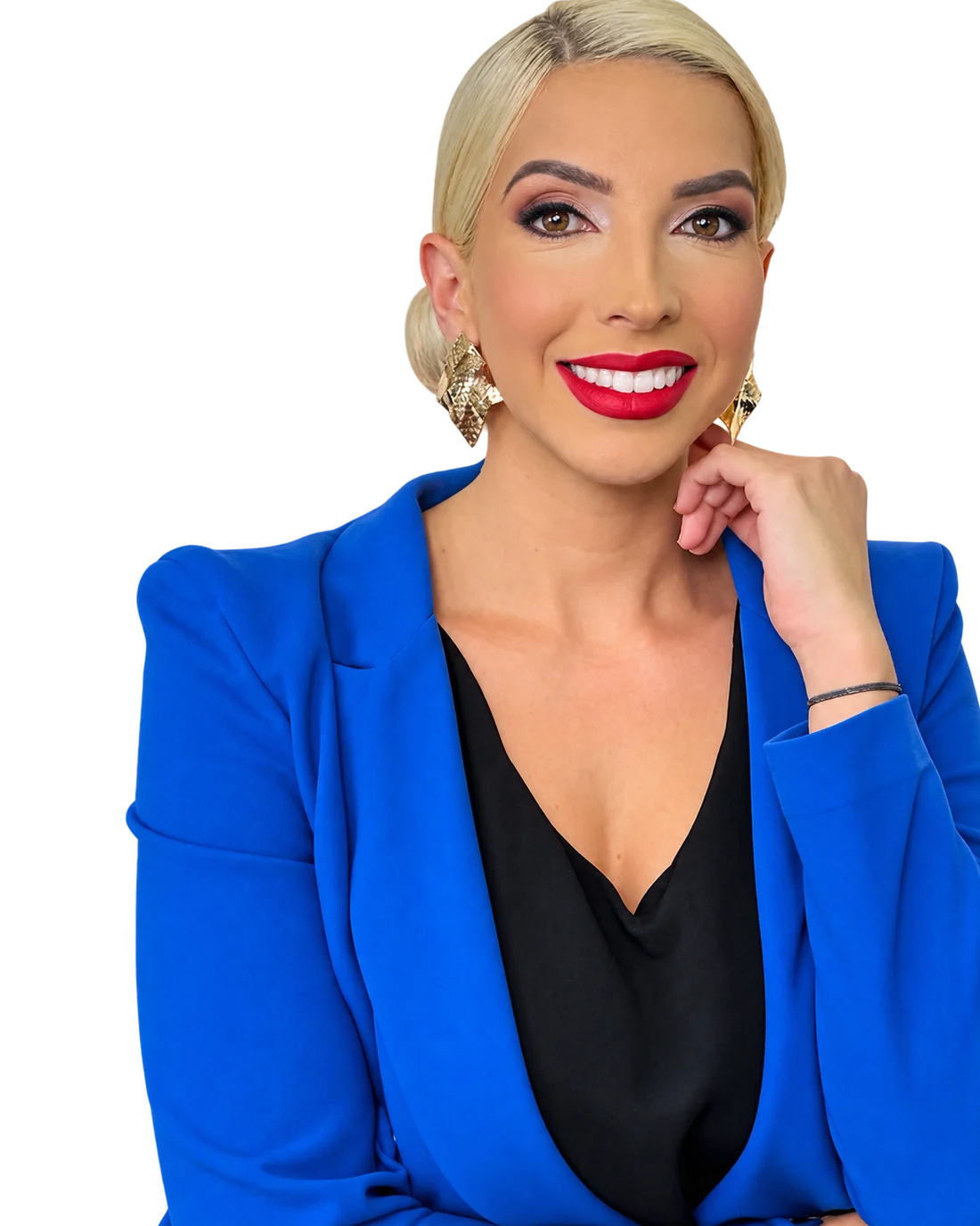 Ellen Celeghini sorrindo, com blazer azul e brincos dourados