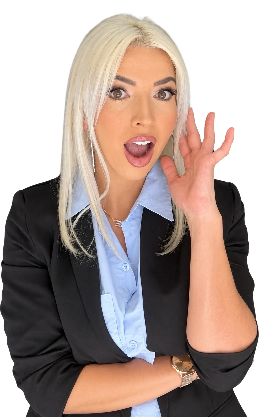 Ellen Celeghini em pose expressiva com blazer preto e camisa azul
